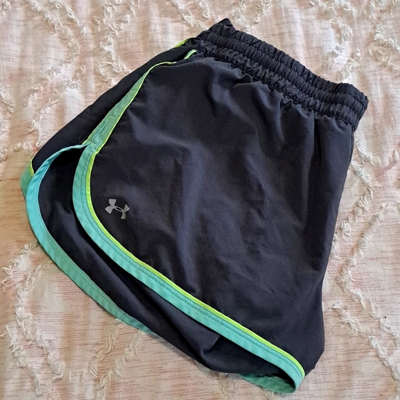Under Armour Pants - UNDER ARMOUR SHORTS MEDIUM